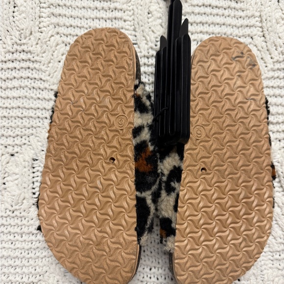 Secret Treasure NWT Women’s faux fur fuzzy double buckle slide slippers/shoe - Picture 4 of 4